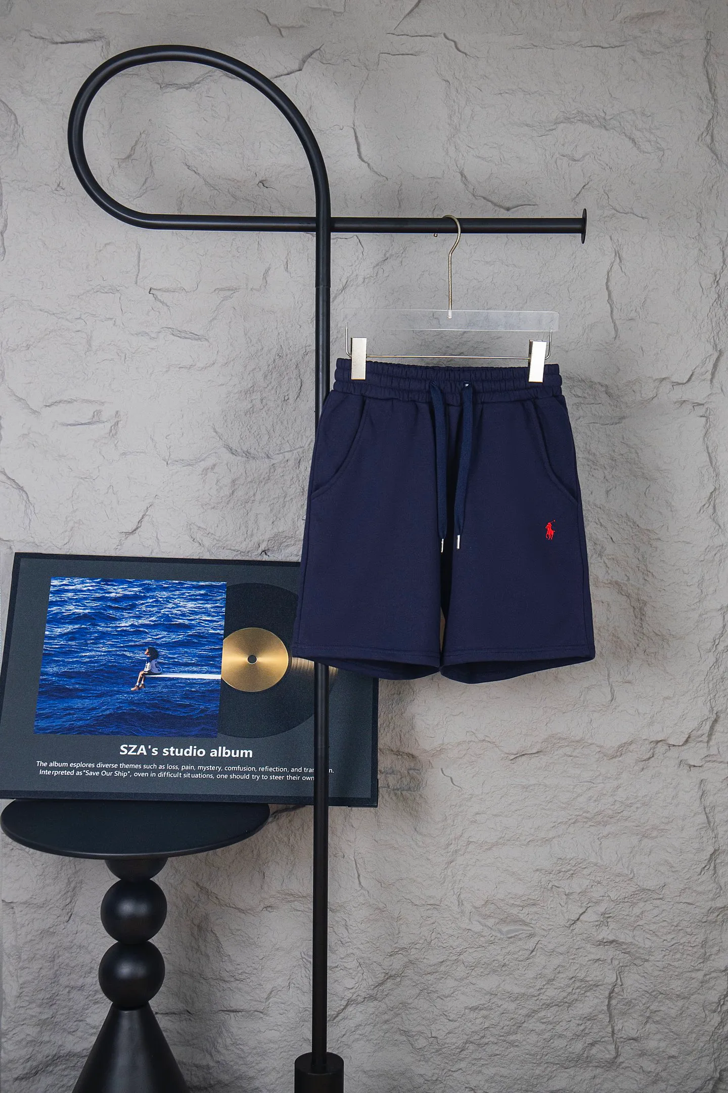 P130 Ralph Lauren Basic pony embroidered logo sweatpants and shorts for men and women. Customized drawstring. Hand-cranked eyelets. Pure cotton fabric. Easier to wear, more comfortable and less bulky than ordinary fabrics. Customized fabric. Classic pony embroidered logo. Complete accessories. Basic and versatile style. Easy to control. Randomly matched. Full sense of design. Color: white, black, navy blue, gray. Size: S-XL.
